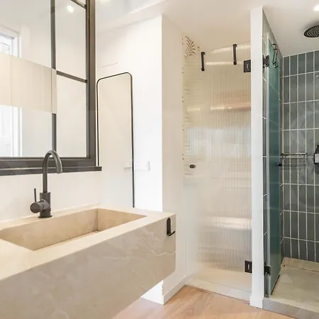 Apartamento With Balcony, Close To The By Rems