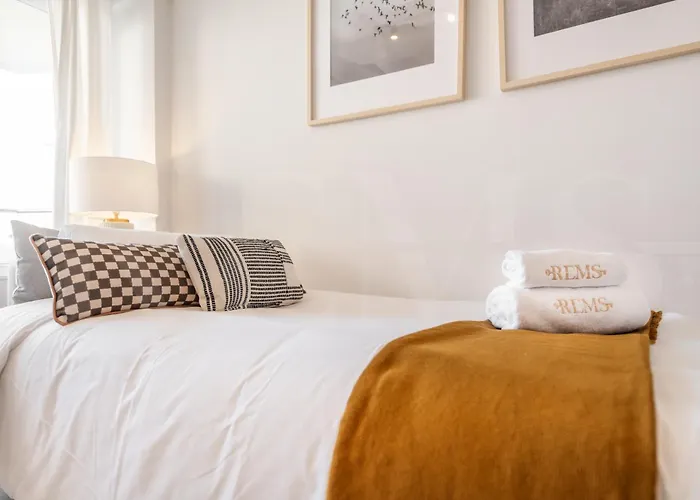 Apartamento With Balcony, Close To The By Rems *