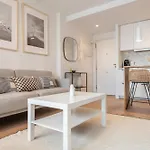 With Balcony, Close To The By Rems 公寓 *